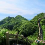 走上小長城「鼻頭角步道」,看碧綠山巒與湛藍海天交織成景